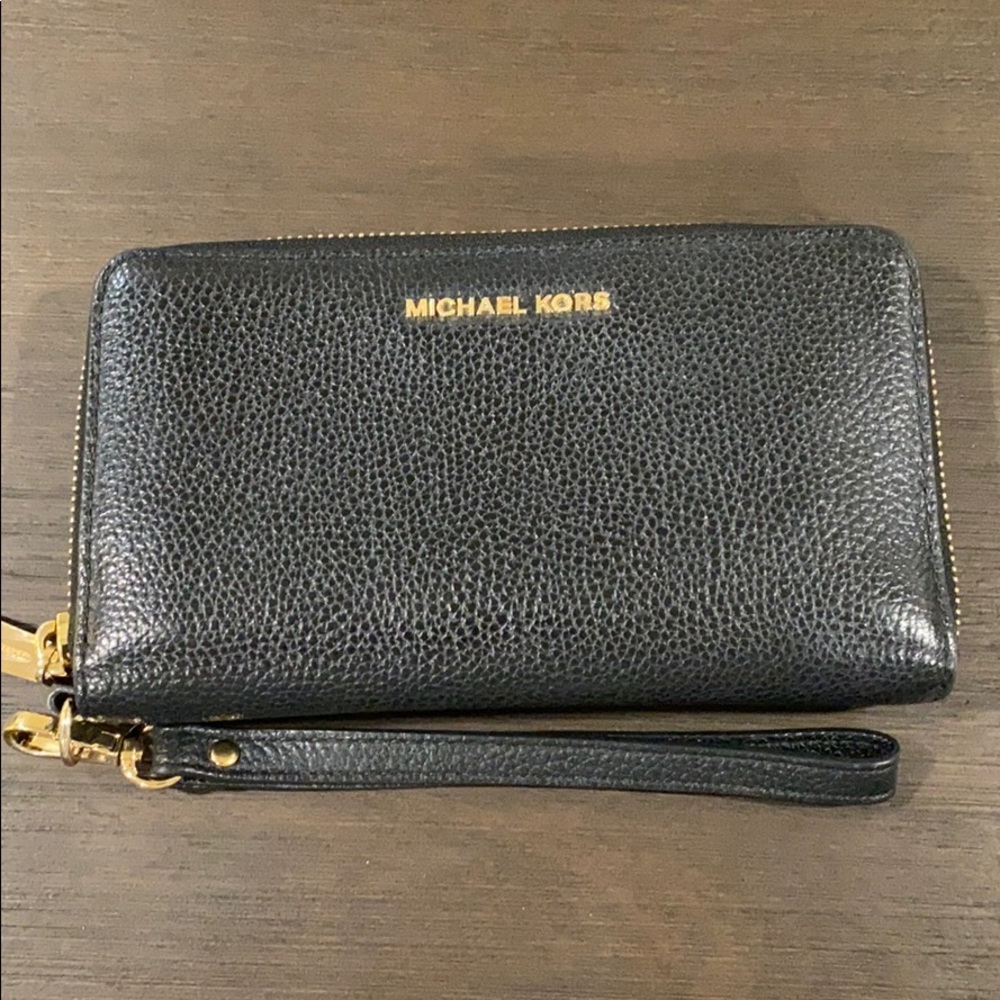 Michael Kors Smart phone wristlet/wallet